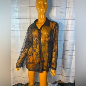 Kathie Lee Woman Plus Size Black and Silver Flower Blouse (Sz: 18W/20W)